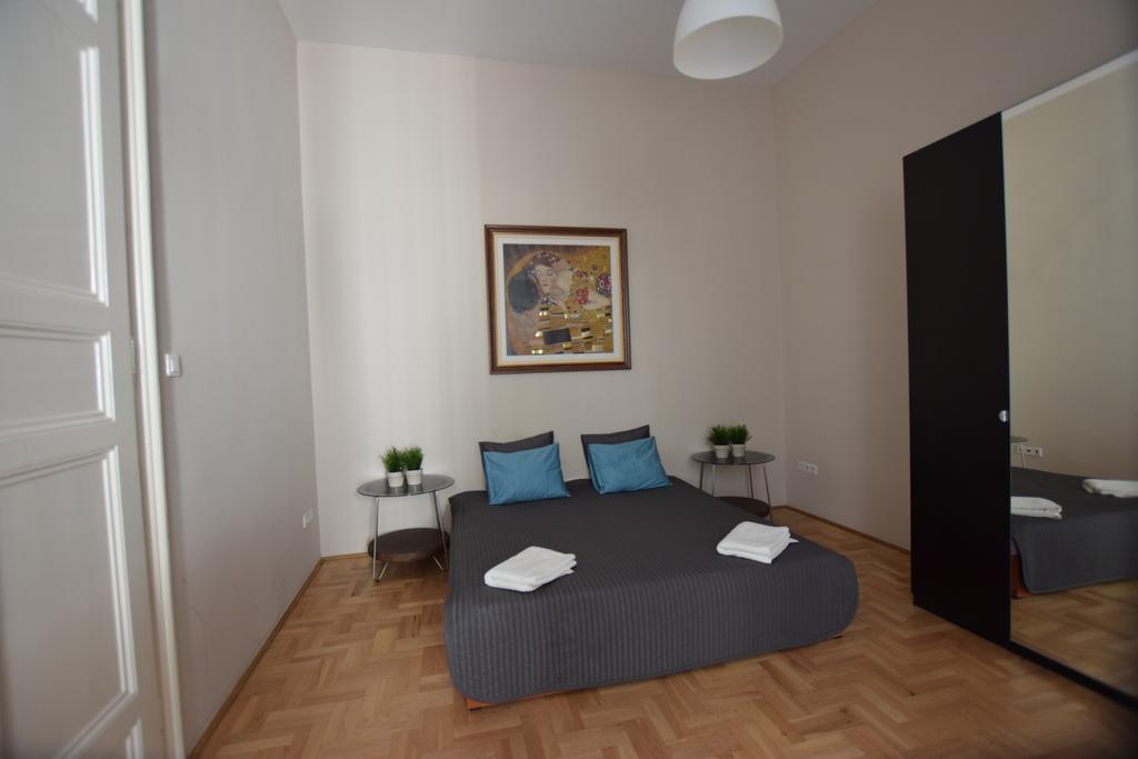 Standard Apartment By Hi5 - Muzeum 5 Budapeste Exterior foto